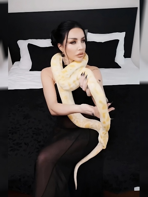 Веду тг канал https://t.me/+iSzy-UhyGZE3ZTUy 🖤 Чувственная брюнетка , с большой грудью и пухлыми губами. Стройная фигура 👅