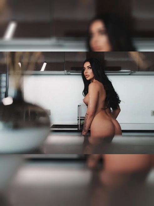 Веду тг канал https://t.me/+iSzy-UhyGZE3ZTUy 🖤 Чувственная брюнетка , с большой грудью и пухлыми губами. Стройная фигура 👅