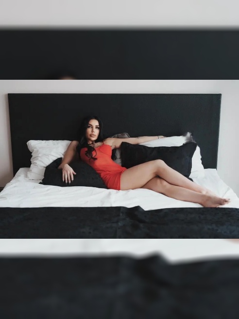 Веду тг канал https://t.me/+iSzy-UhyGZE3ZTUy 🖤 Чувственная брюнетка , с большой грудью и пухлыми губами. Стройная фигура 👅