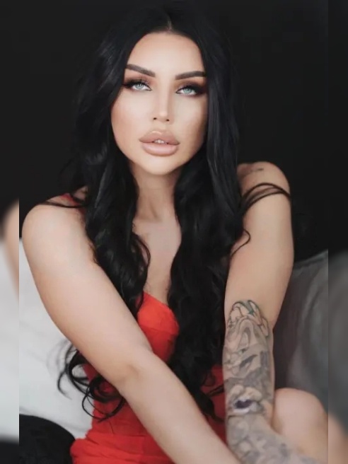 Веду тг канал https://t.me/+iSzy-UhyGZE3ZTUy 🖤 Чувственная брюнетка , с большой грудью и пухлыми губами. Стройная фигура 👅