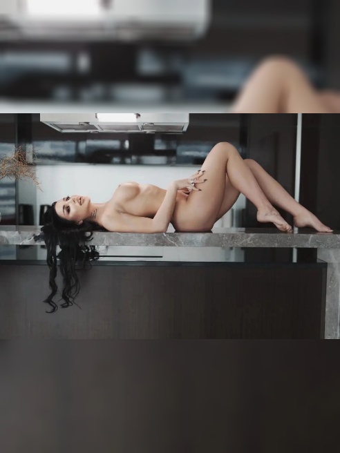 Веду тг канал https://t.me/+iSzy-UhyGZE3ZTUy 🖤 Чувственная брюнетка , с большой грудью и пухлыми губами. Стройная фигура 👅