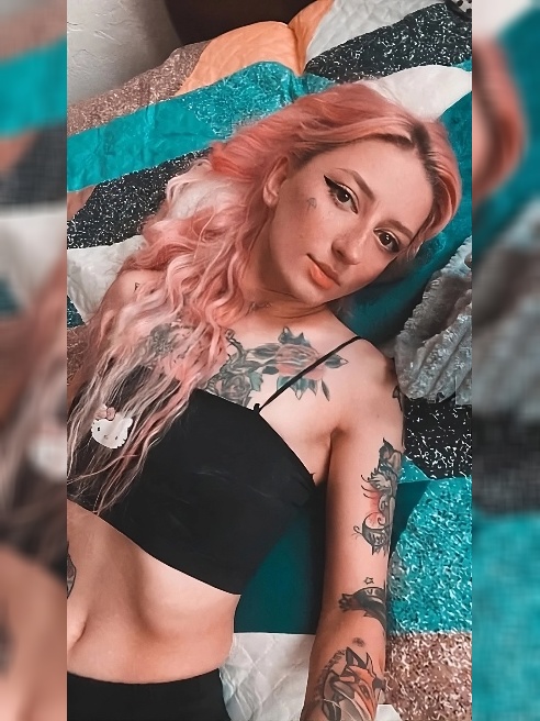 💕Я Оли, малышка с разрезанным язычком и татуировками. Встречу с такой неформальной девочкой ты точно вспомнишь еще не раз💕