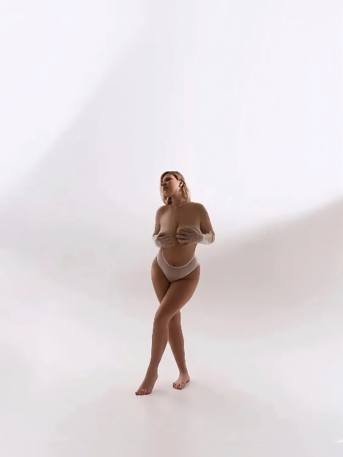Белоснежная кожа, огромная грудь и упругий зад🍑