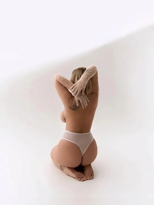 Белоснежная кожа, огромная грудь и упругий зад🍑