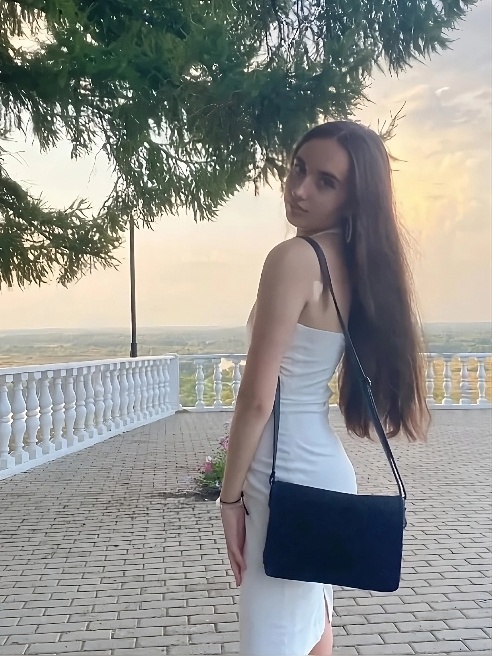 Привет, котенок! 🖤 Меня зовут Кристина, приехала в Москву ненадолго