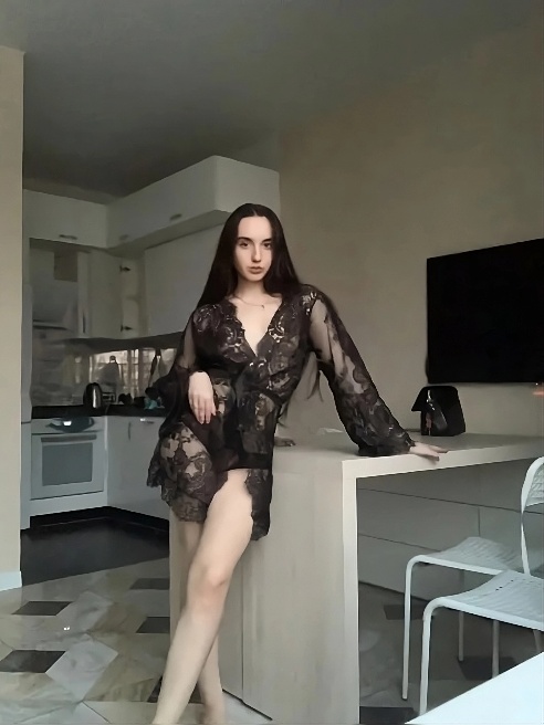 Привет, котенок! 🖤 Меня зовут Кристина, приехала в Москву ненадолго