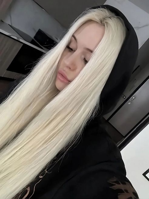 Я суккуб, который будет являться тебе во снах после нашей встречи.😈