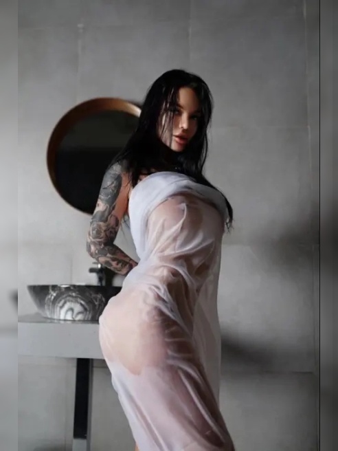 Яркая tattoo модель с бразильскими формами 💎