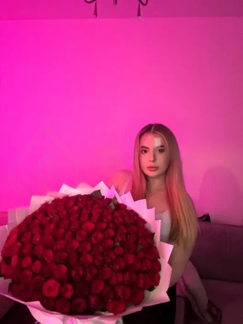 Милая девочка с шикарной попкой🍬🍑 ждёт тебя в гости💦💦💦 Что выберешь-нежность и ласка или чуть погрубее? Или совместим?😈