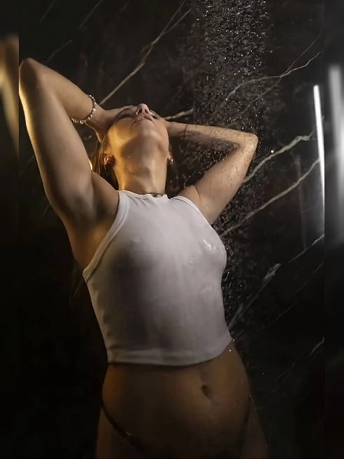 Генетика и природа сыграли свою роль, полностью натуральная девочка. Ценю позитивных мужчин и полноценные долгие встречи))
