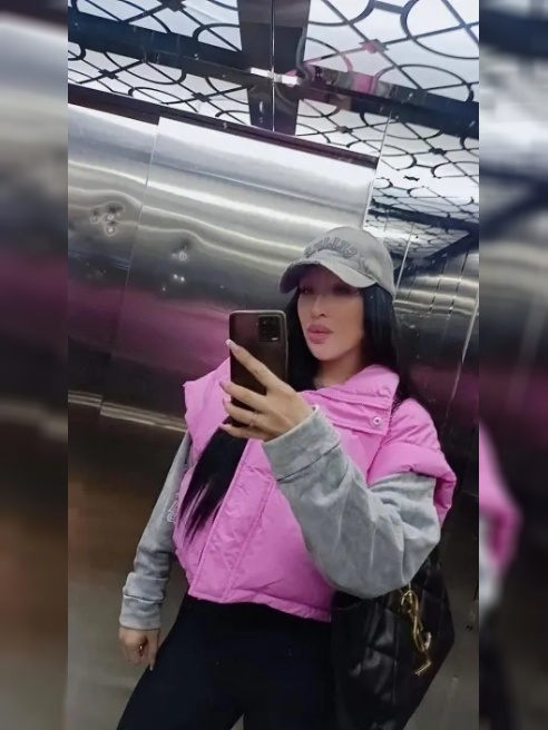 Ты открываешь для себя мир, где страсть и наслаждение сливаются в одно целое, где каждое касание пробуждает огонь внутри