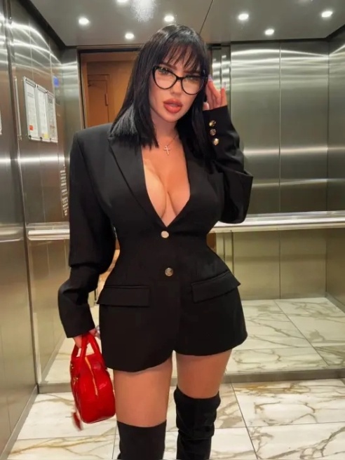 Миниатюрная кошечка с пышной грудью 5 размера и талией всего 57см😽 
Нам будет так горячо вместе,что ты этого долго не забудешь;)❤️