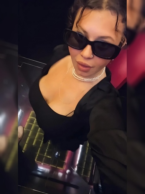 Сладкая и пышная девочка ждет своего страстного любовника 🥰