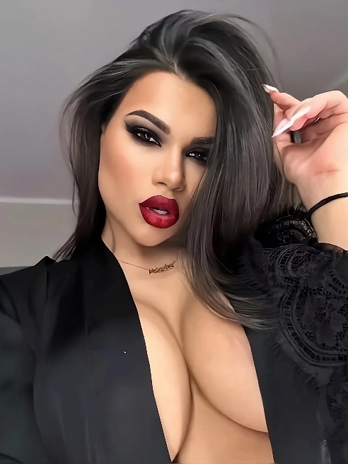 Модель PLAYBOY обложка журнала июль 
Снималась в порно 
Нимфоманка  , с сочными дырочками и формами , хочу трахаться постоянно