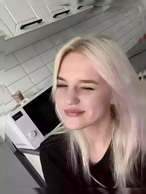 Стройная молодая блондинка🐝