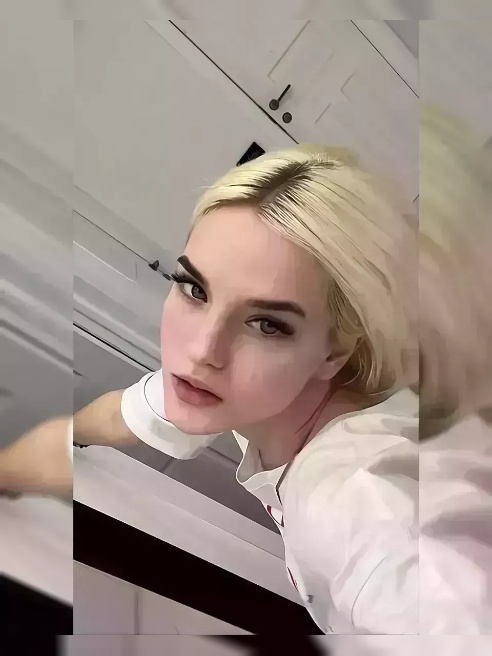 Стройная молодая блондинка🐝
