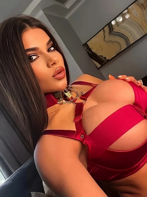 Девушка журнала обложки PLAYBOY 😍
Профессиональная спортсменка 
Горячая и страстная  , жду тебя 💋