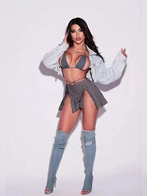 Девушка журнала обложки PLAYBOY 😍
Профессиональная спортсменка 
Горячая и страстная  , жду тебя 💋