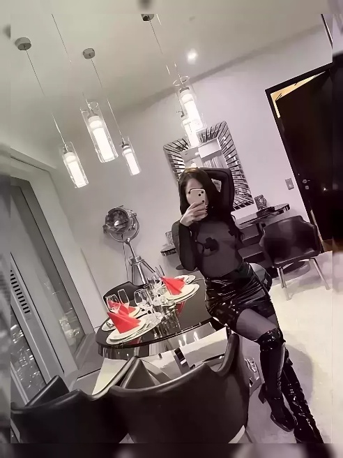 У меня силиконовая попа. Можно трогать и шлепать)