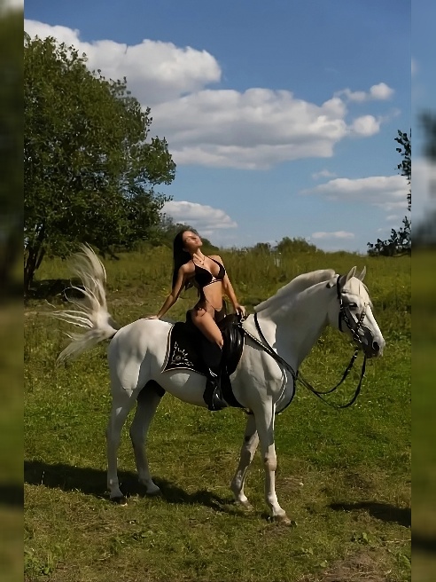 Ухоженная брюнетка )