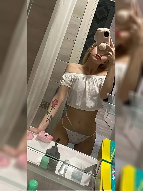 Яркая блондиночка по имени Олечка