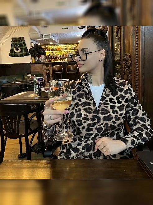 Горячая и жгучая голубоглазая брюнетка