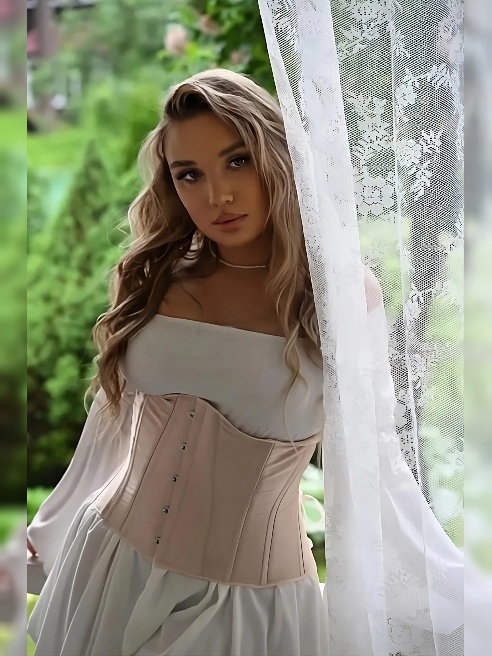 Читай полное описание😘👇🏻
Выезд от 2х часов.Сохрани мой номер, так ты сможешь связаться со мной , если анкета выключена💞