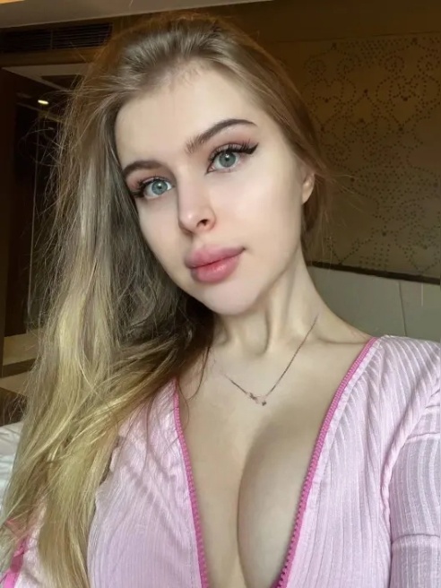Твоя принцесса из сказки для взрослых 💋
В Питере до 26 мая, успей в гости )