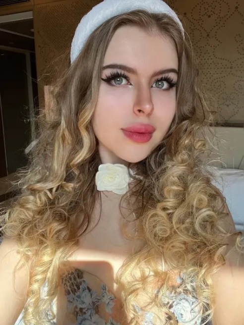 Твоя принцесса из сказки для взрослых 💋
В Питере до 26 мая, успей в гости )