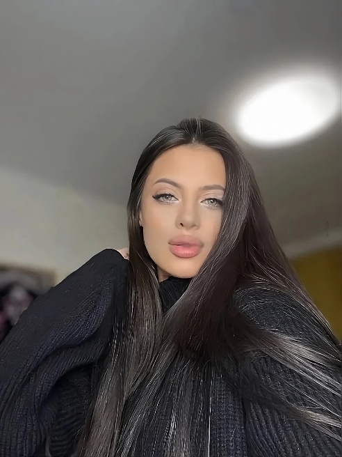 Нежная, миниатюрная брюнетка🩵

Предпочитаю ВЫЕЗД🫶🏼

Избирательна, встречаюсь редко.