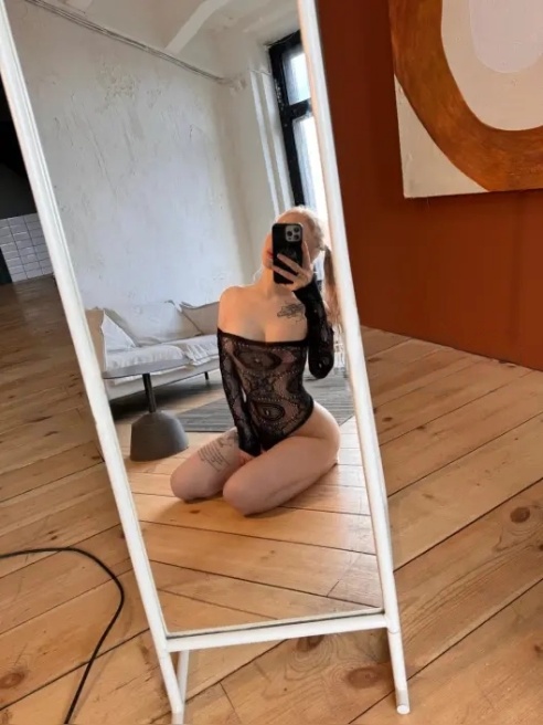 Приветик🎀 Я Малина и не нужно ждать пока созреет 😂 Такая же сладкая и сексуальная ягодка 🤪🍓