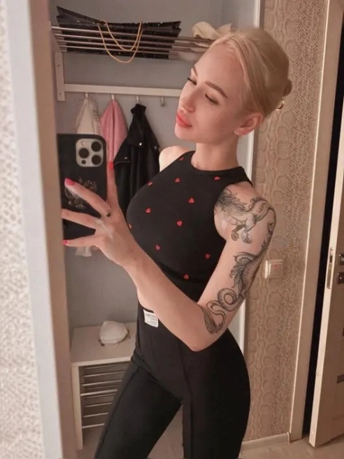 Приветик🎀 Я Малина и не нужно ждать пока созреет 😂 Такая же сладкая и сексуальная ягодка 🤪🍓