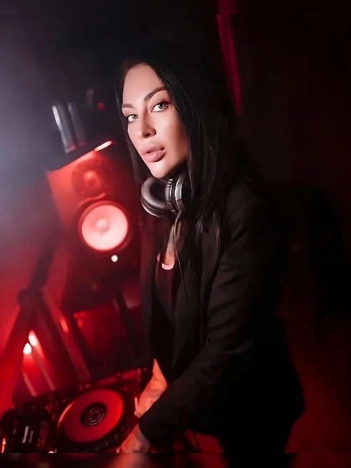 Модный, московский DJ, гастролирующий по всему миру 🔊Итальянские и арабские корни ✨