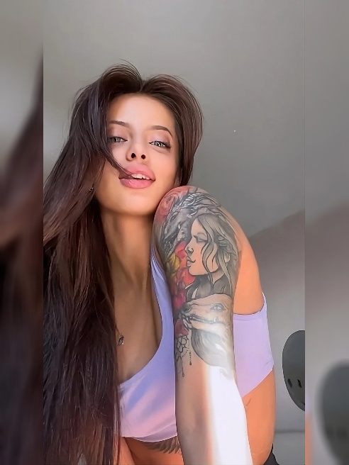 Нежная, миниатюрная брюнетка❤️. 

Предпочитаю ВЫЕЗД, так же смогу принять у себя. 

Ко встречам избирательна, встречаюсь редко.🩵