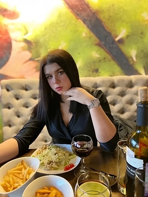 Всем привет! Я молоденькая девочка которая пришла в сферу за удовольствием и деньгами. Буду рада нашим встречам.