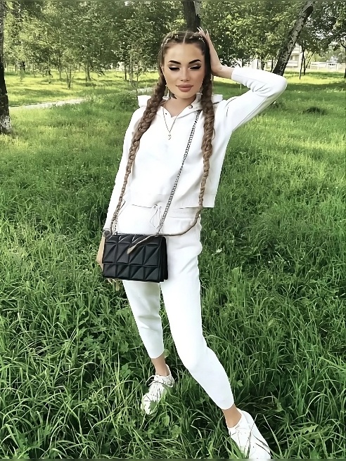 Привет! Меня зовут Яна 🙃 Девушка с прекрасной фигурой и огромной харизмой, жду тебя в гости, живу одна! ❤️