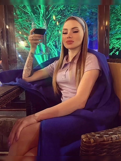 Привет! Меня зовут Яна 🙃 Девушка с прекрасной фигурой и огромной харизмой, жду тебя в гости, живу одна! ❤️