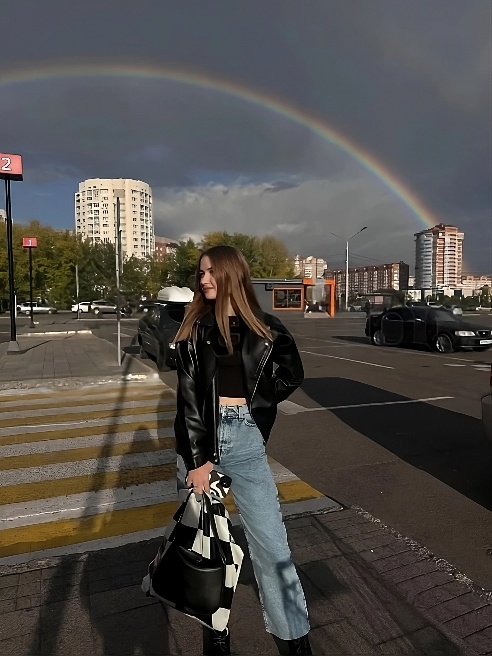 Новенькая в Москве и в сфере, хочу найти опытного мужчину❤️
Ценю ум, веселость, незаурядность и .. 🤭