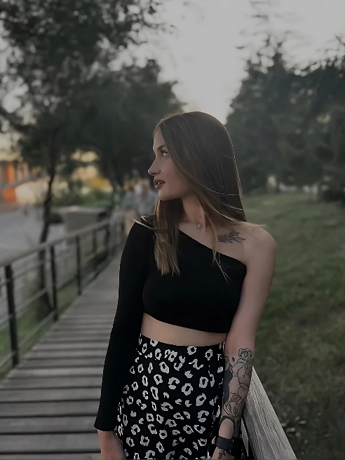 Новенькая в Москве и в сфере, хочу найти опытного мужчину❤️
Ценю ум, веселость, незаурядность и .. 🤭