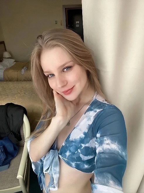 Приятно познакомиться ☺️
Очень развратные фантазии, которые так не терпится воплотить в реальность с таким же сумасшедшим, как я..