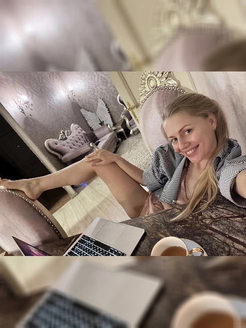 Историк-искусствовед ,  специализируюсь исключительно на шедеврах 🥰  

