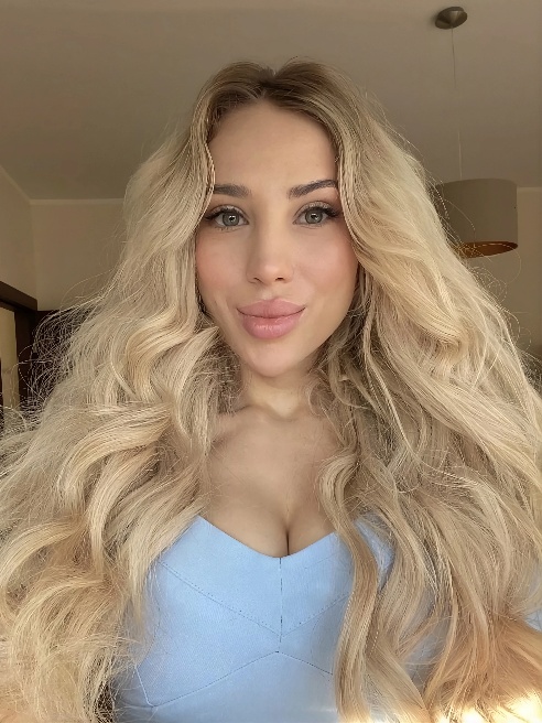 Приветствую на моей странице🤗

Меня зовут Аврора,мне 20 лет💋

Я гламурная милашка с прекрасным телом и натуральной грудью🤭🍒

 Учусь,заним...