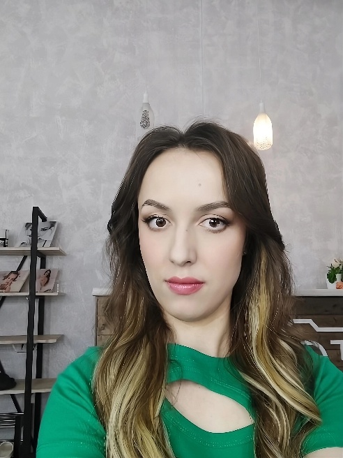 Привет, меня зовут Даша Мурр, и я очень люблю секс. Хотя нет, не просто люблю я им живу! Моё утро должно начинаться сочного, слюнявого ми...
