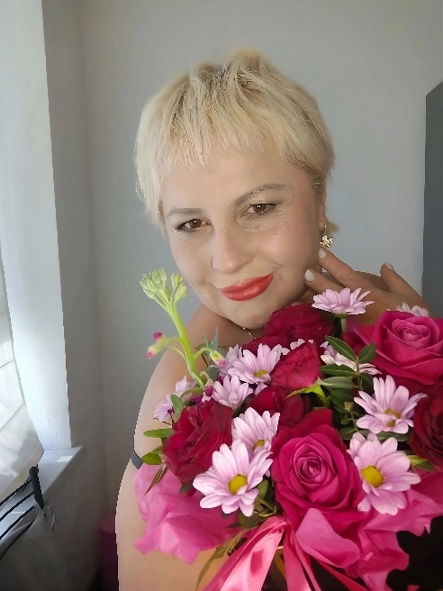 Пышная блондинка без комплексов, это Я. 

Всегда в отличном настроении, тоже Я. 

Развратная, точно Я!! 

Встречаю в ярком наряде: сек...