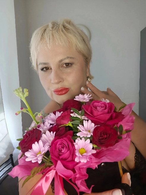 Пышная блондинка без комплексов, это Я. 

Всегда в отличном настроении, тоже Я. 

Развратная, точно Я!! 

Встречаю в ярком наряде: сек...