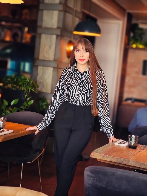 Приветствую тебя, мой смелый спутник!💋 Сегодняшний вечер наполнен обетованиями страсти и удовольствия, а я готова стать твоим проводником...