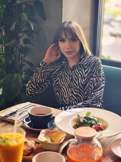 Приветствую тебя, мой смелый спутник!💋 Сегодняшний вечер наполнен обетованиями страсти и удовольствия, а я готова стать твоим проводником...